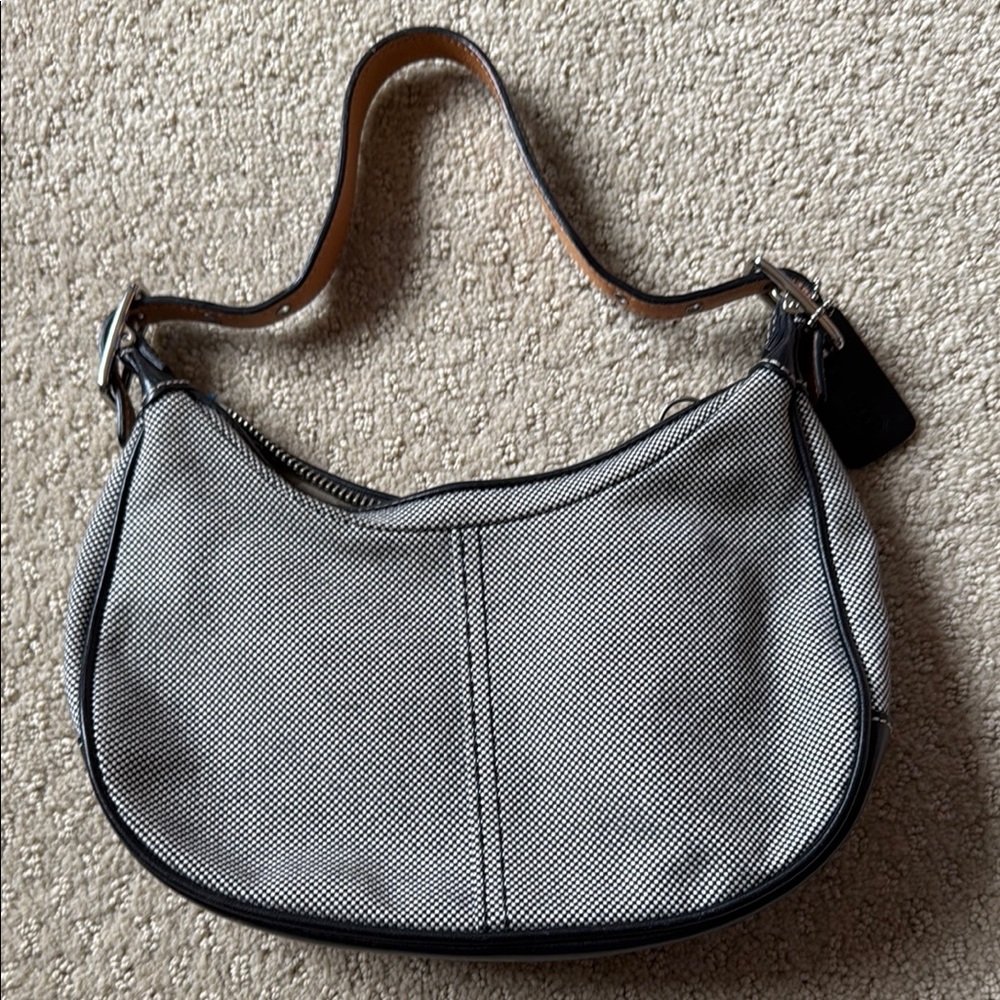 Coach vintage Black and White  Bag. Zippered pocket inside. Adjustable strap.